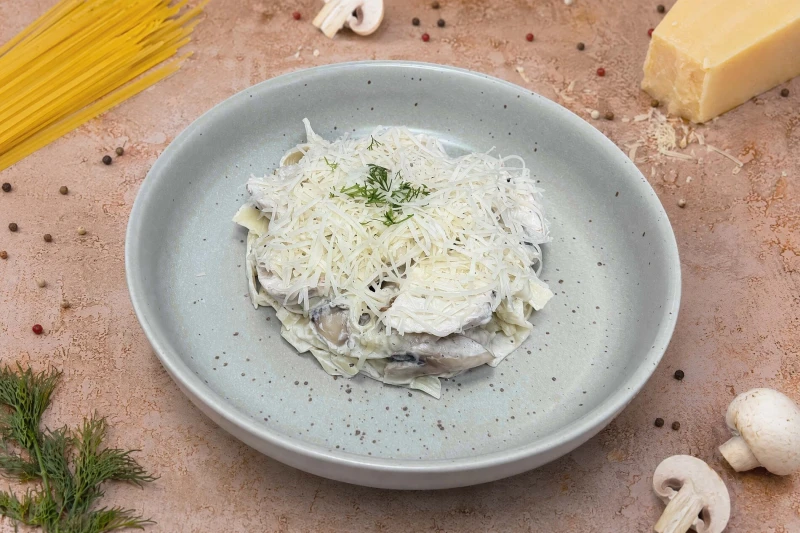 Паста с курицей и грибами