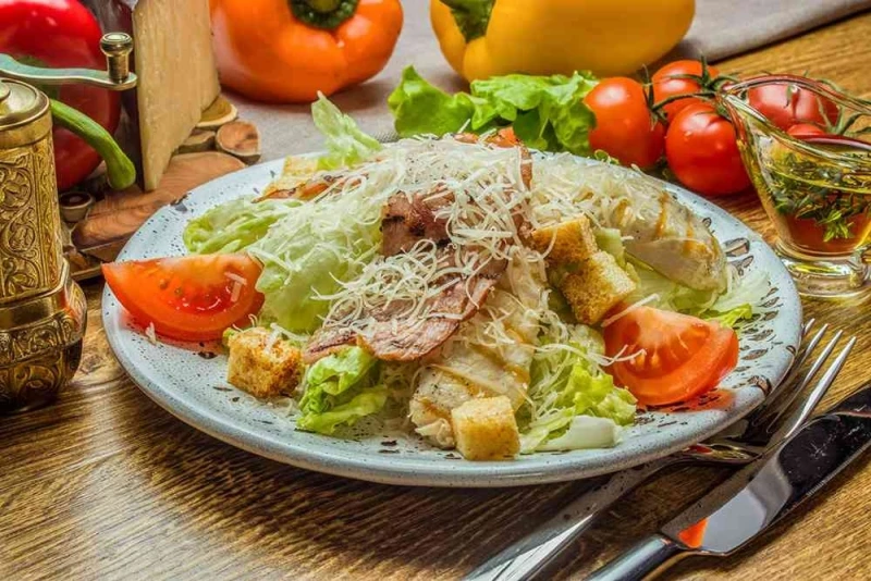Цезарь с курицей и беконом