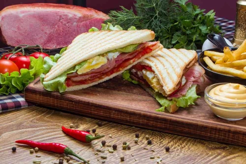 Сэндвич пшеничный с яйцом и беконом