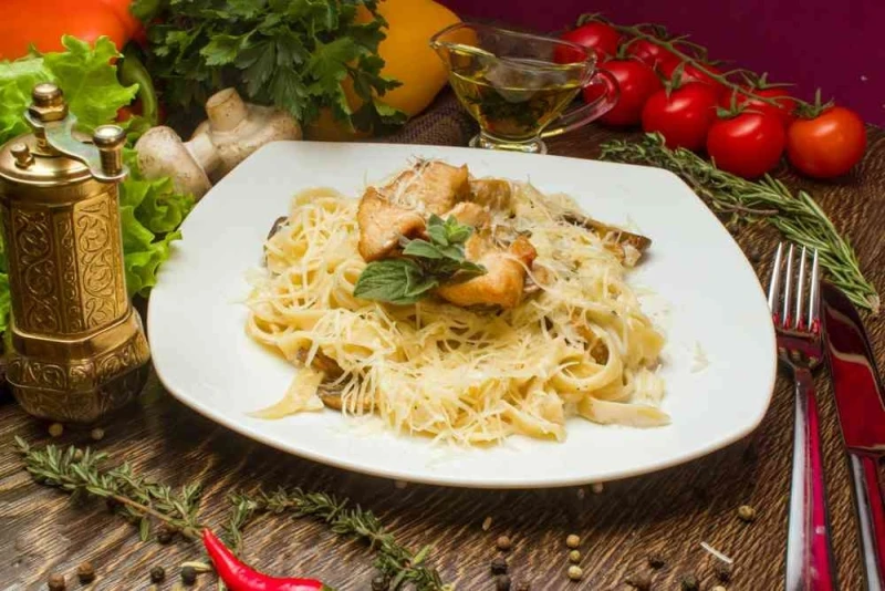 Паста с курицей и грибами