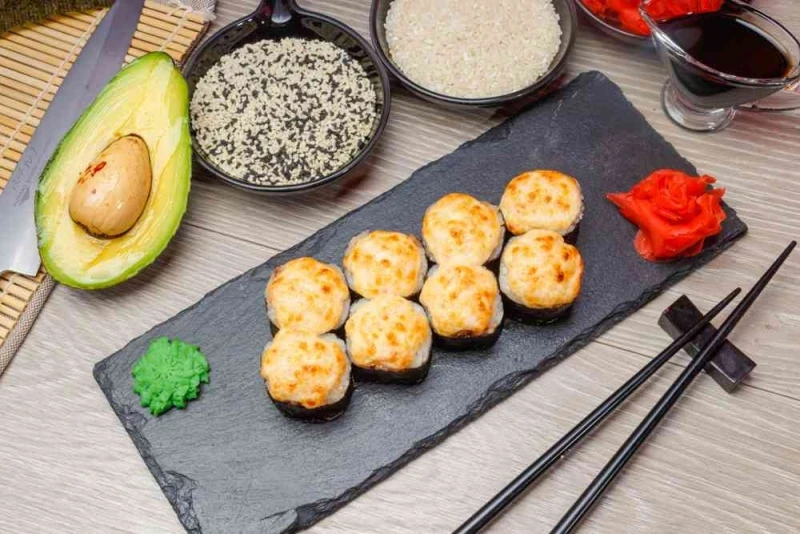 Запеченный ролл с креветкой