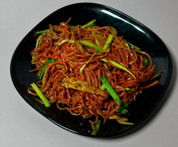 Жареная красная лапша с курицей СЛ