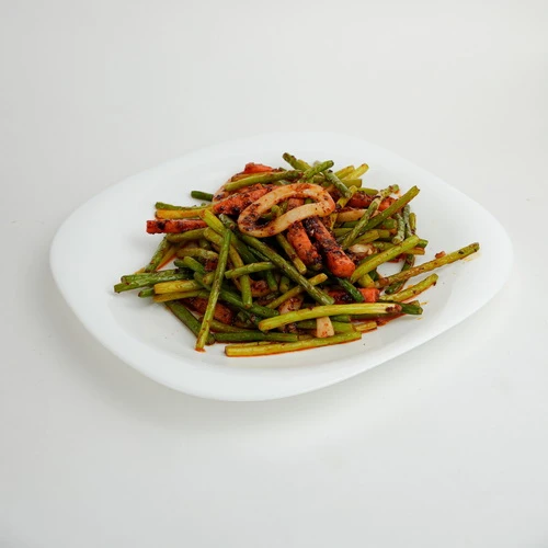 Побеги чеснока с кальмарами