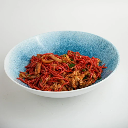 Жареная красная лапша с морепродуктами