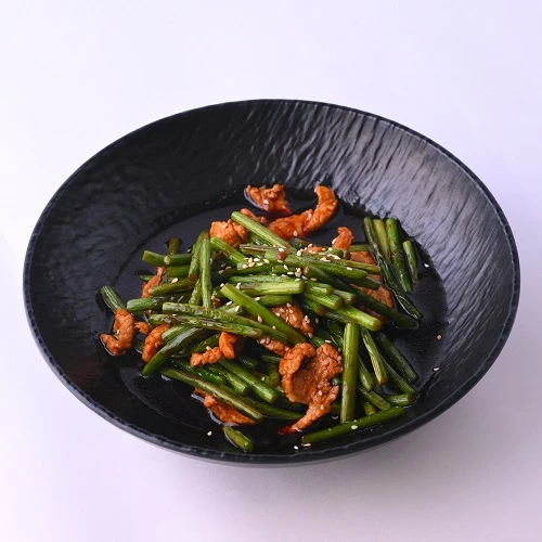 Побеги чеснока со свининой