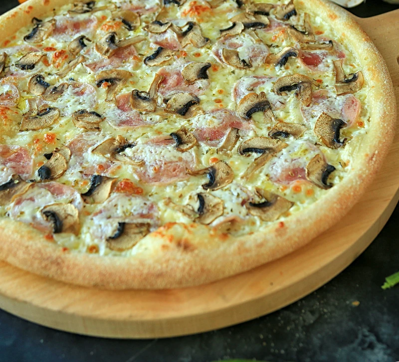 Пицца "Ветчина и грибы"        (время приготовления от 20 минут) 