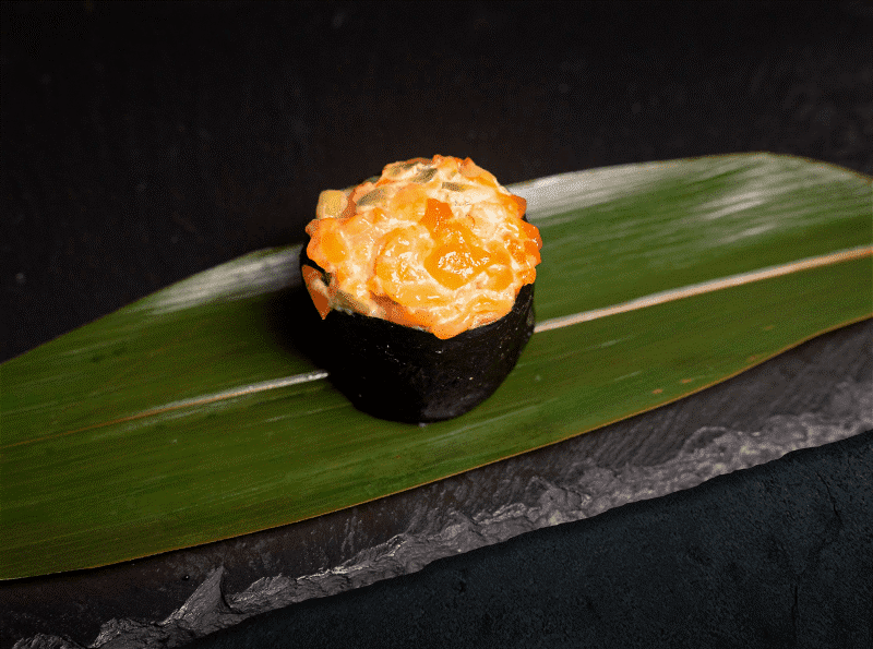 Гункан с лососем и авокадо