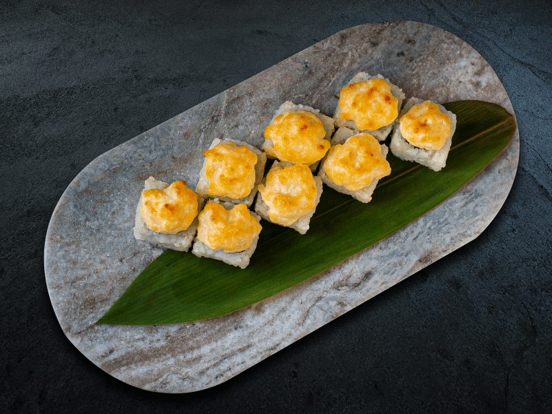 Ролл запеченный с лососем и угрем