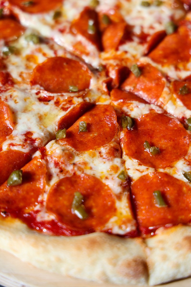 Пицца «Пепперони Хани» (с мёдом и халапеньо)