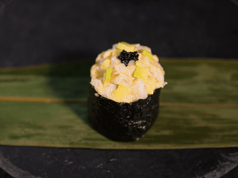 Гункан с креветкой и авокадо