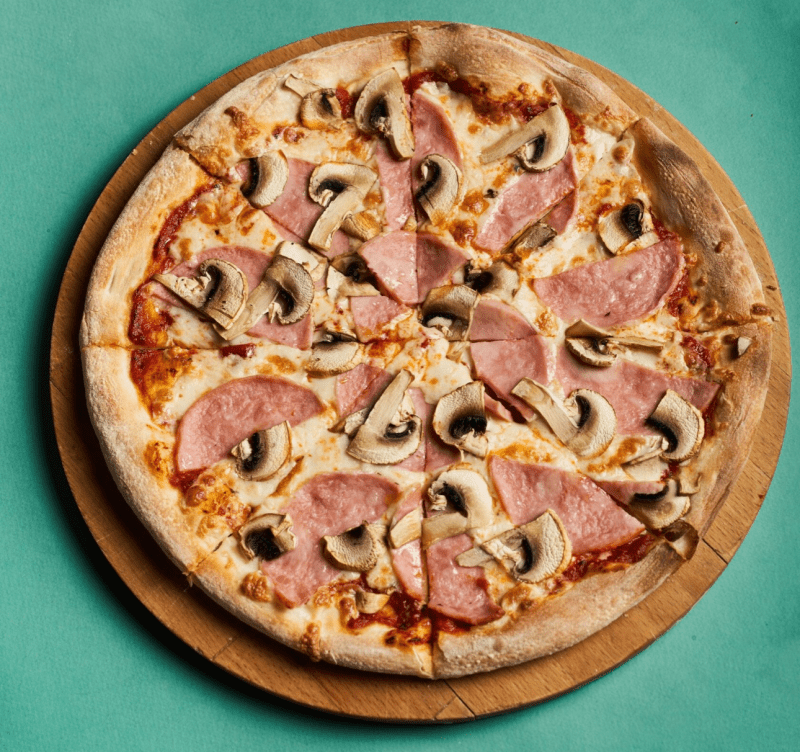Пицца с ветчиной и шампиньонами