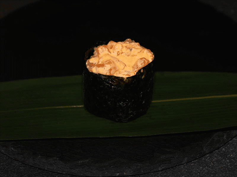 Гункан с лососем