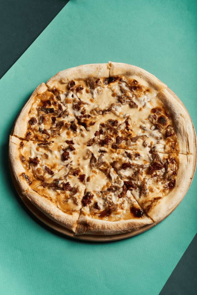 Пицца с бужениной, вялеными томатами и белым соусом барбекю