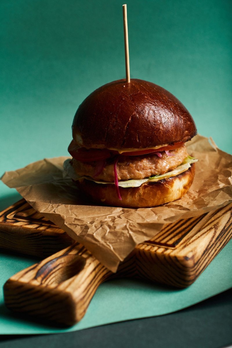 Бургер Чикен сулугуни.