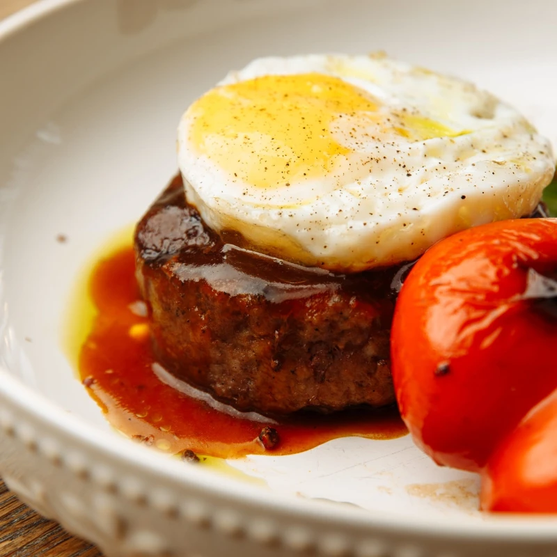 Бифштекс из трёх видов мяса ,с яйцом и мочёной брусникой