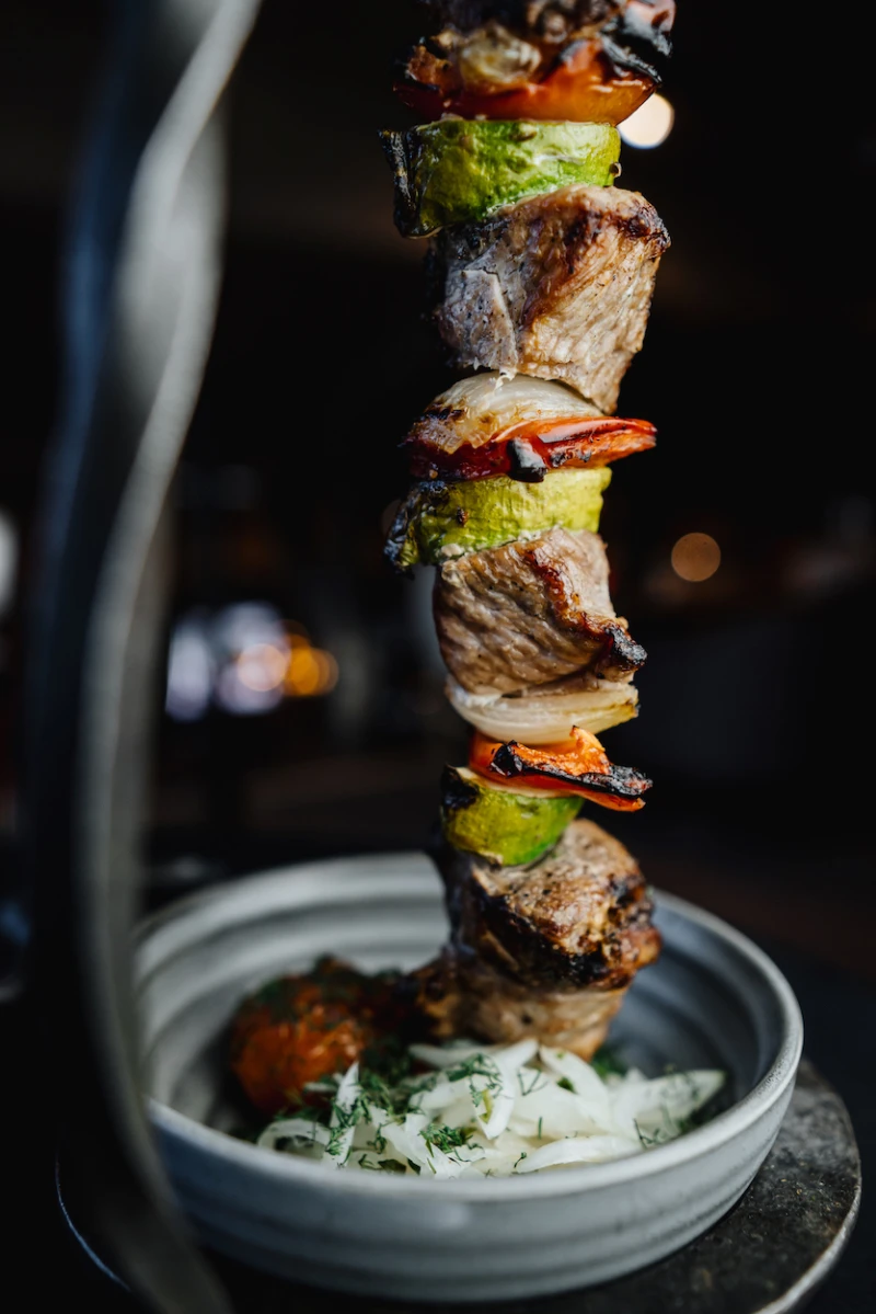 Шашлык из свинины,с запечёнными овощами и томатным соусом