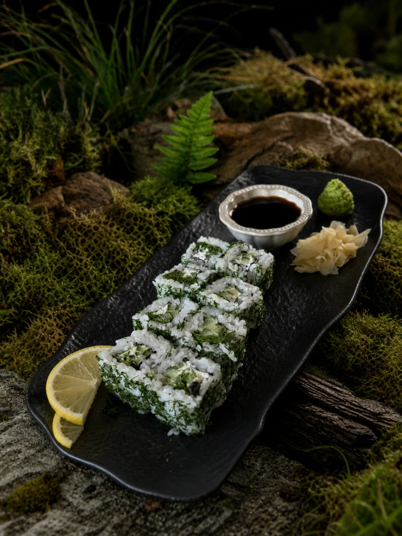 Лёгкий ролл с огурцом,листом салата,мягким сыром (Тори Маки)