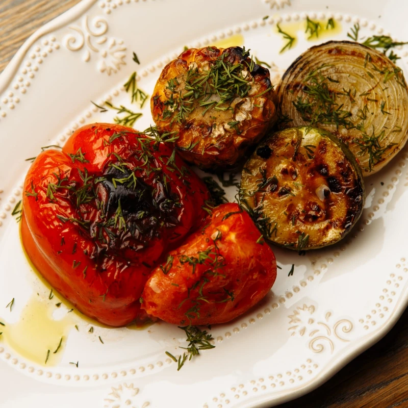 Сезонные овощи гриль в пряных ароматных травах