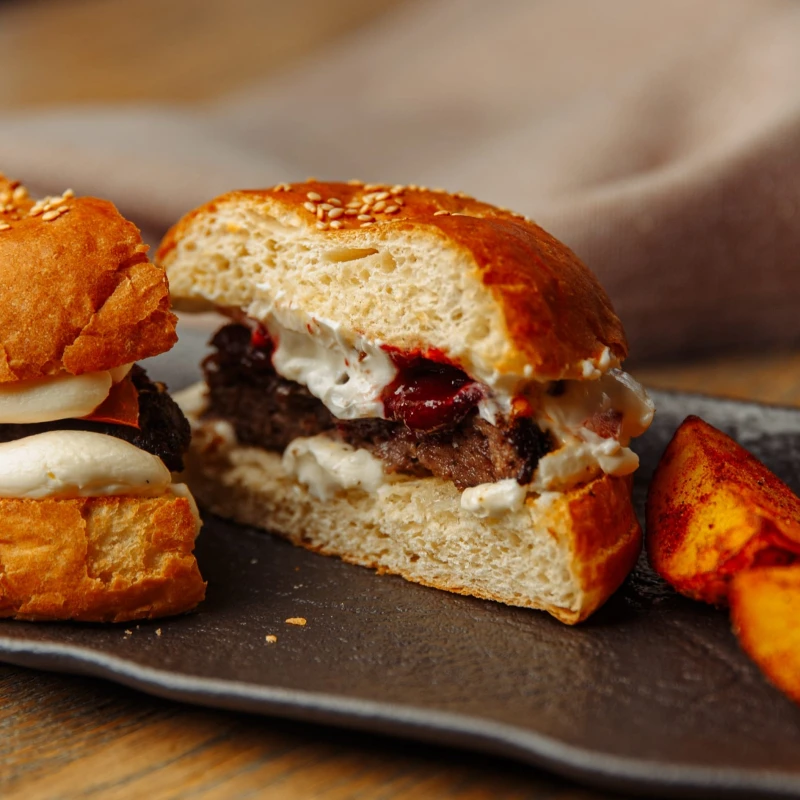 Бургер с  котлетой говяжьей с ягодным соусом