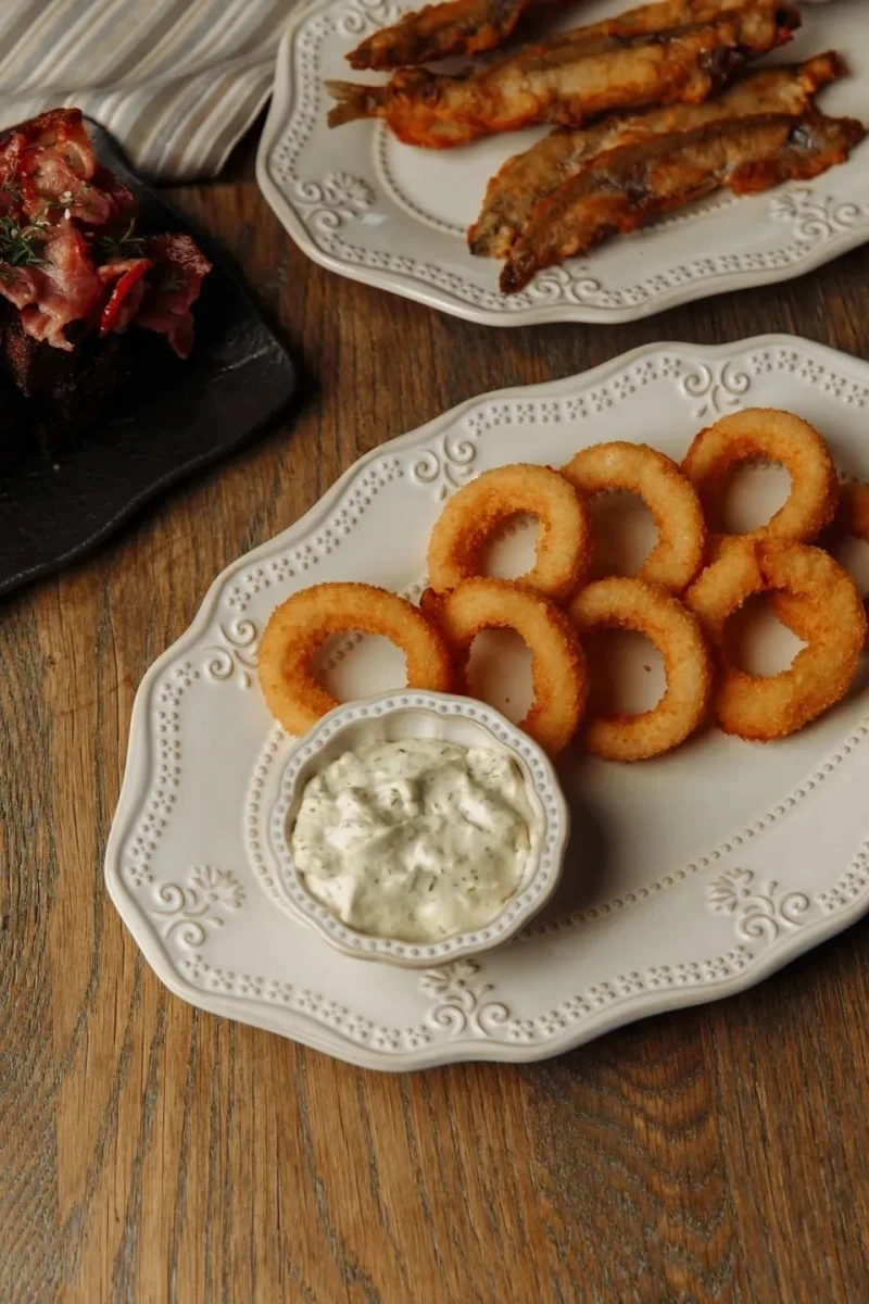 Луковые кольца с чесночным соусом