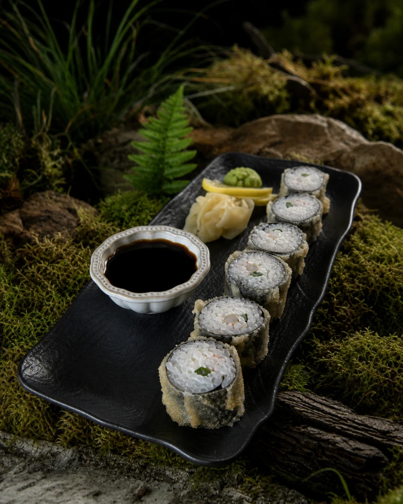 Горячий ролл с креветкой,мягким сыром и зел.луком (Эби Темпура )