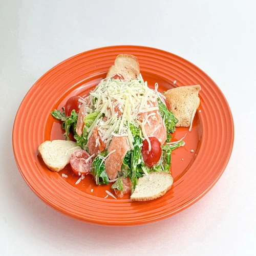 Салат Цезарь с форелью