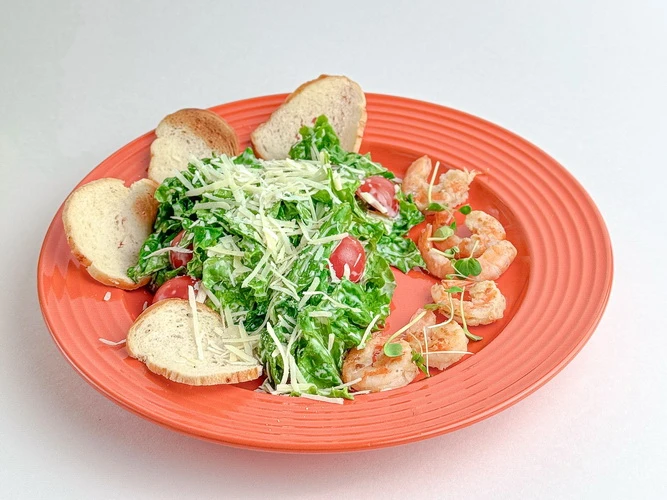 Салат Цезарь с креветками