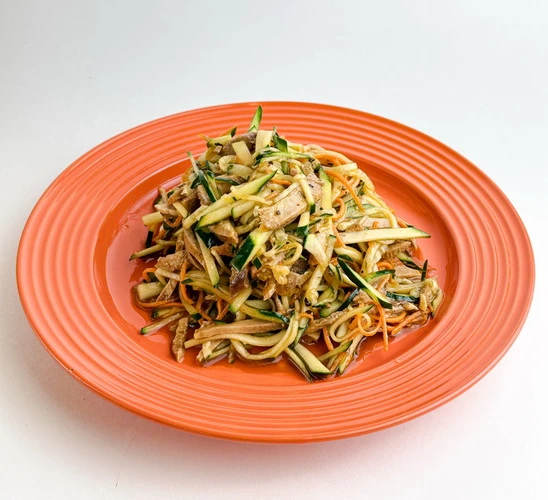 Салат говяжий язык с огурцом