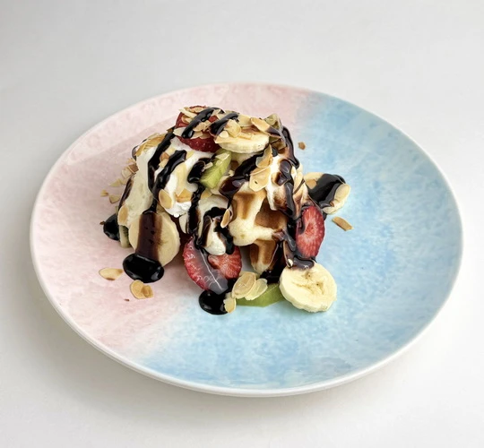 Венские вафли с мороженым и фруктами