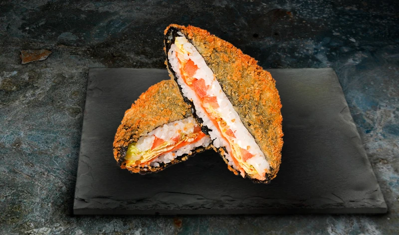 Онигири с лососем темпура