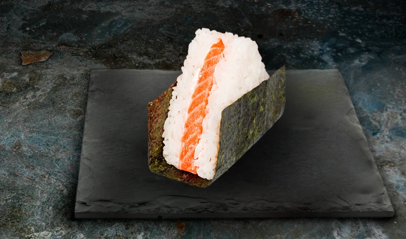 Онигири с лососем