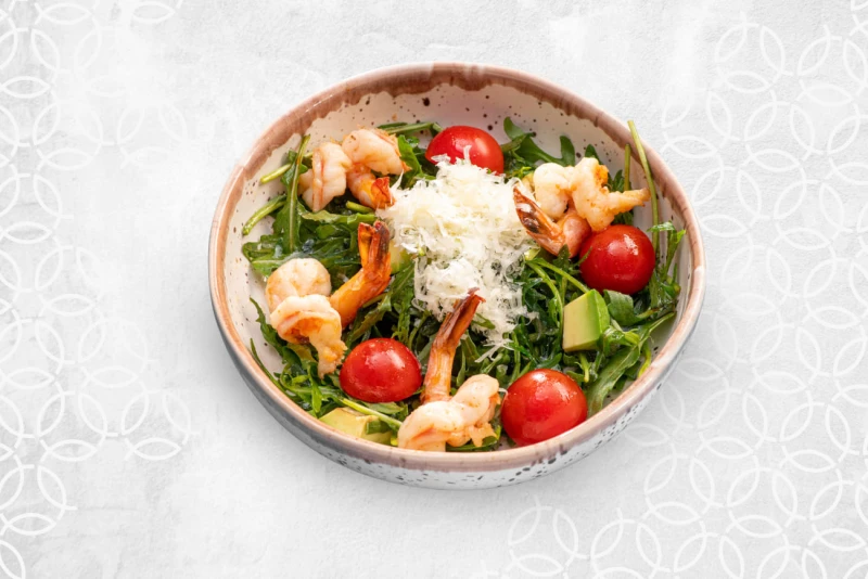 Салат руккола с креветками