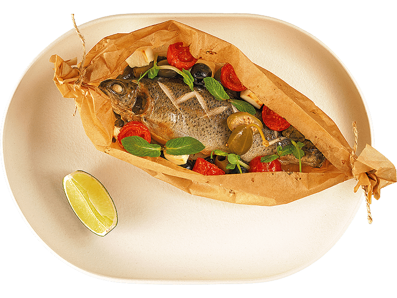 Радужная форель с брынзой и томатами