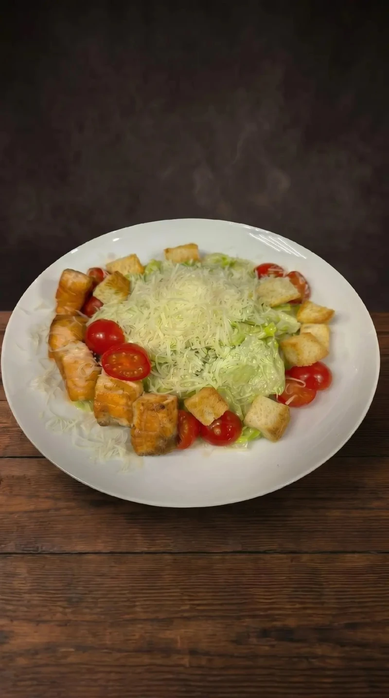 Цезарь с обжаренным лососем