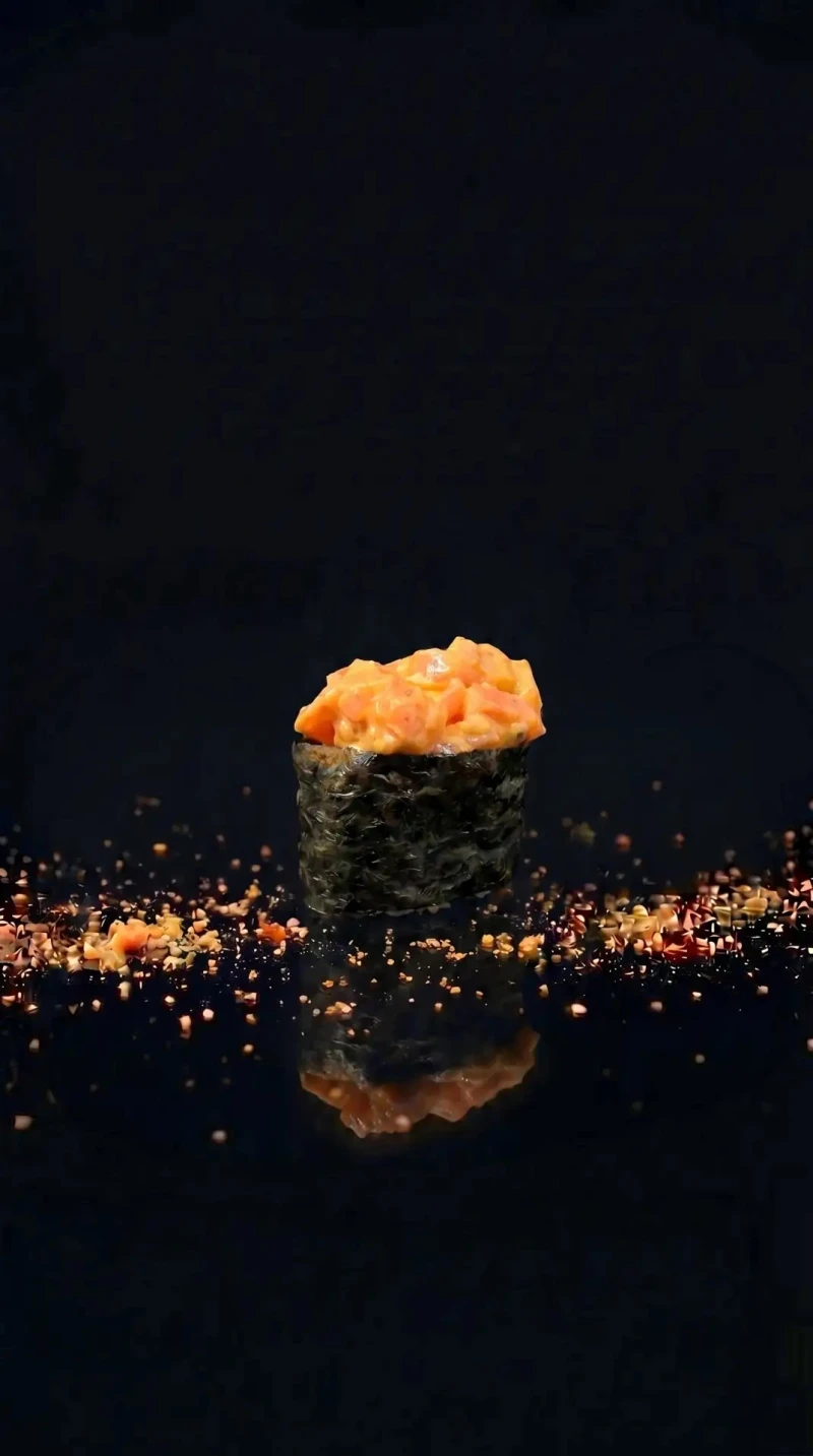 Гункан с лососем 1 шт.