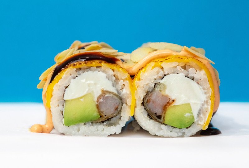 Ролл чеддер с креветкой и спайси