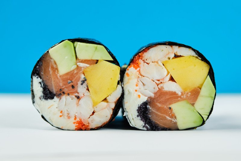 Ролл без риса с лососем, креветкой и авокадо