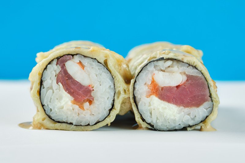 Темпура ролл с лососем и тунцом