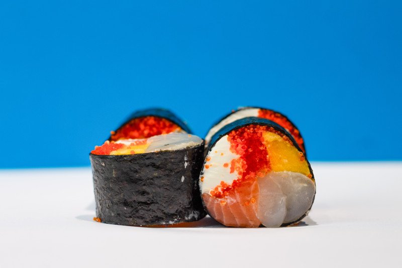 Ролл без риса с гребешком, лососем и манго