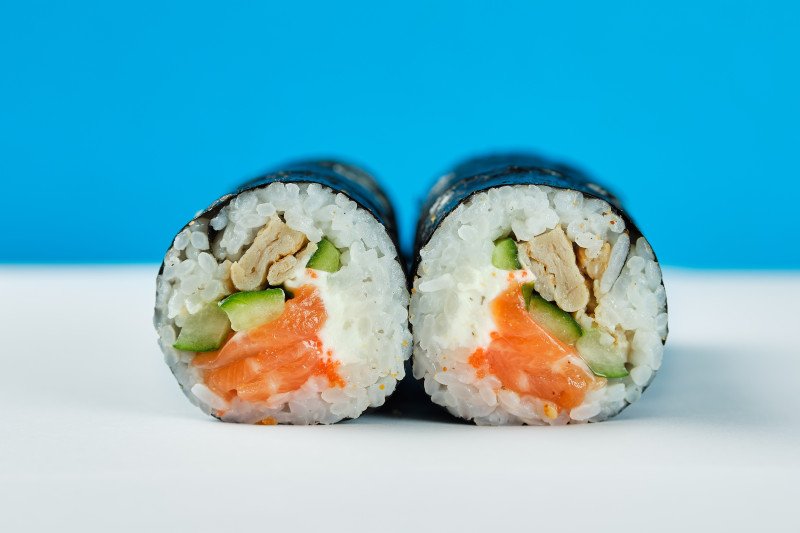 Ролл футо с лососем