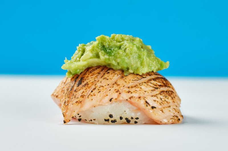 Опаленный лосось с гуакамоле