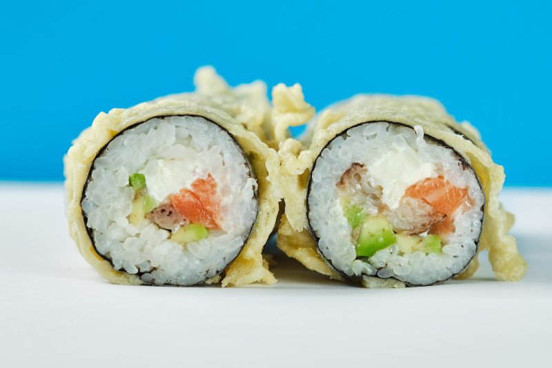 Темпура ролл с лососем, угрем и авокадо