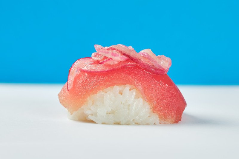 Тунец с маринованным луком