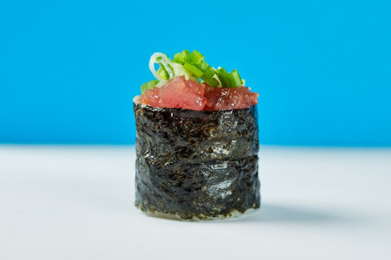 Тунец с унаги и зеленым луком