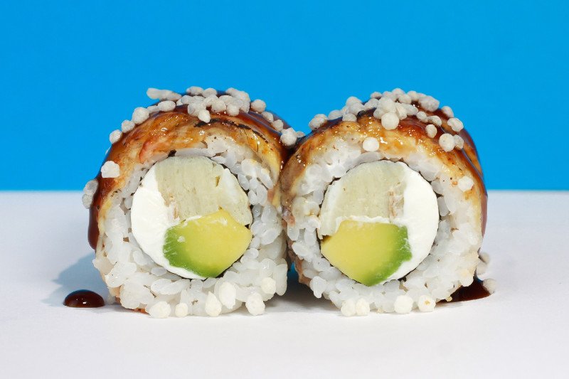 Ролл с карамельным угрем и тамаго
