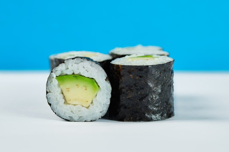 Ролл маки с авокадо.