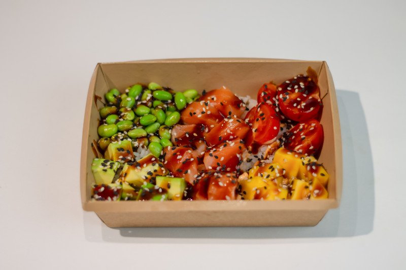 Поке модный с лососем