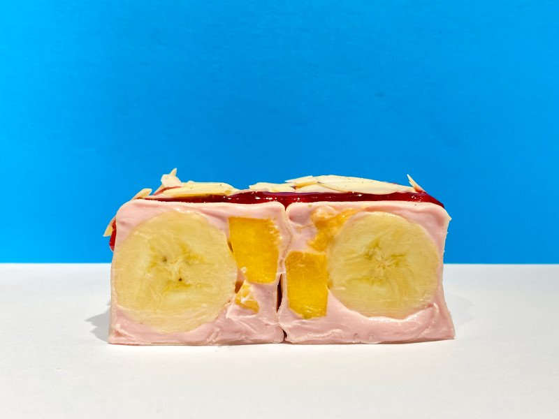 Ролл манго, банан и ягодный чиз