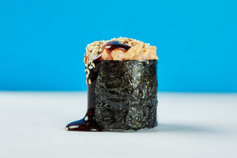 Тунец спайси с унаги и кунжутом