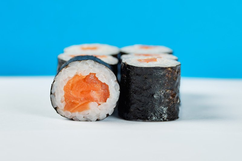 Ролл маки с лососем